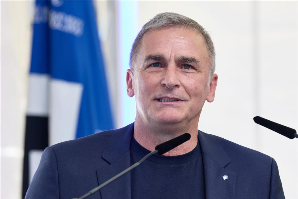 Kühne verkauft HSV-Anteile und sichert Volksparkstadion Kühne, Sparda, Volksparkstadion: HSV-Sportvorstand Stefan Kuntz sieht eine Win-win-Win-Situation.Georg Wendt/dpa
