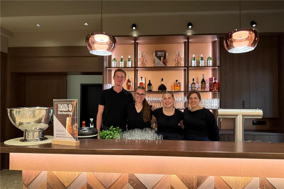 Kümmern sich im neuen Saal um die Gäste: Niklas, Emma, Rieke und Noelle.Haus Fliederbusch