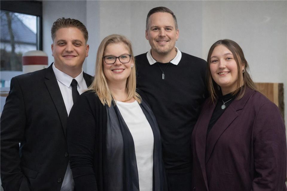 Kümmern sich um die würdevolle Bestattung: Justin Hasler (von links), Sabine Bengfort, René Müggenborg und Hannah Melles. Das Bestattungshaus Sieverdingbeck wird 70 Jahre alt.