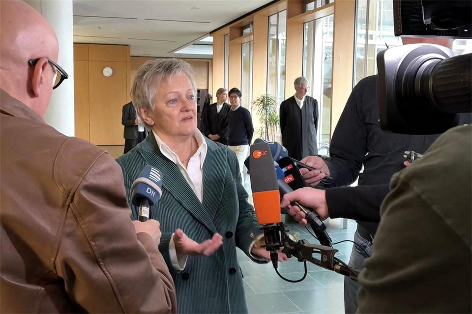 Künast kam zu der mündlichen Verhandlung nach Karlsruhe. Jacqueline Melcher/dpa
