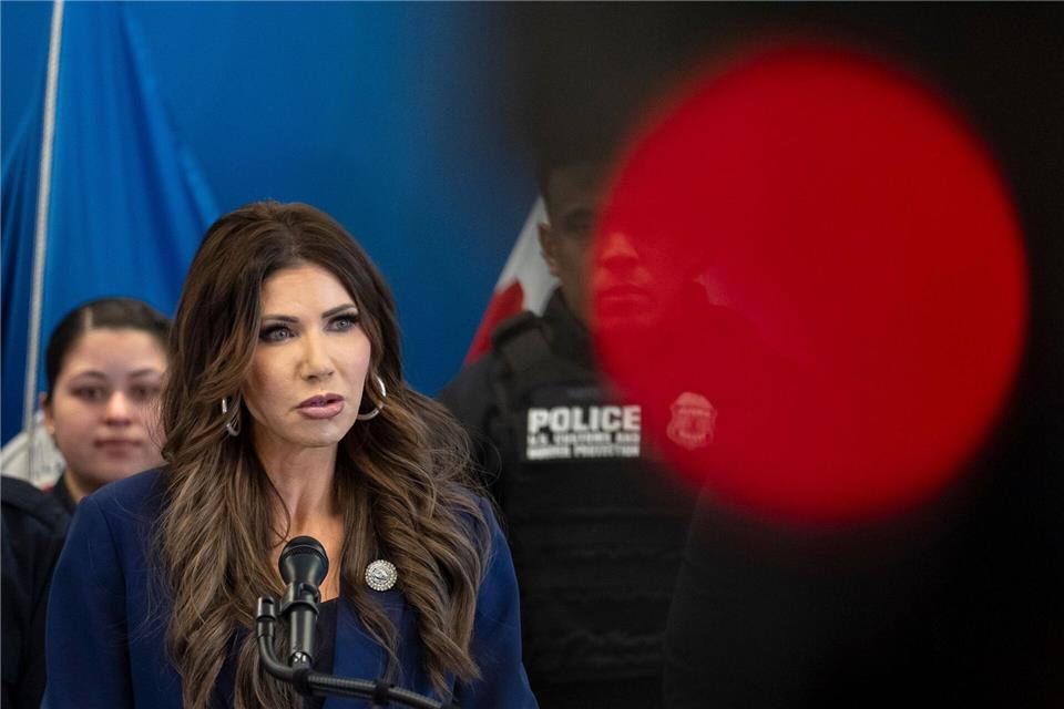 Kündigt die Entsendung Hunderter weiterer Bundesbeamter nach Minneapolis an - US-Heimatschutzministerin Kristi Noem. (Archivbild)Yuki Iwamura/AP/dpa