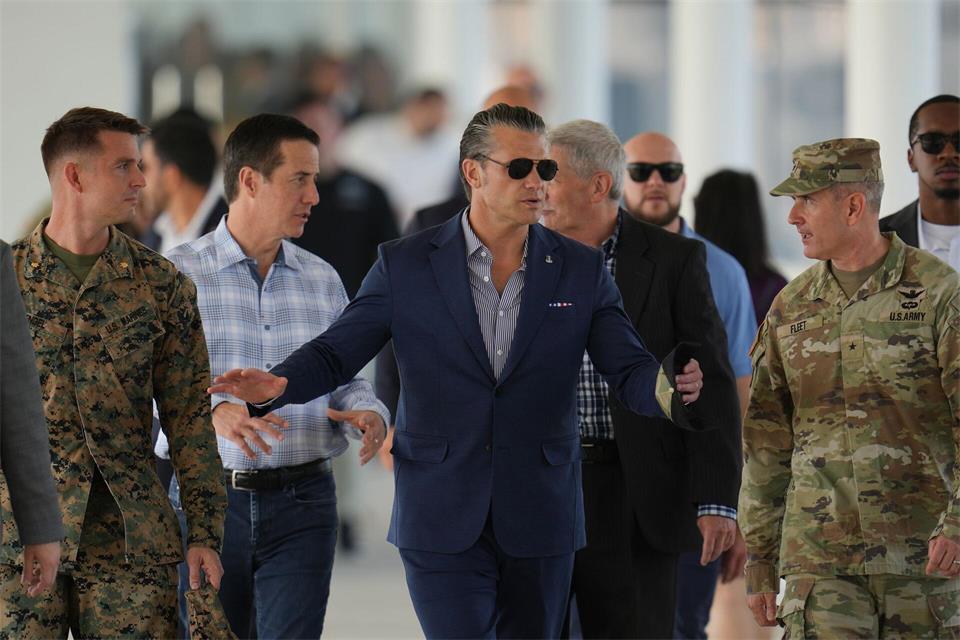 Kündigte im Juni die Überprüfung der US-Truppenpräsenz in Europa an: Verteidigungsminister Pete Hegseth (M.). (Archivbild)Matias Delacroix/AP/dpa
