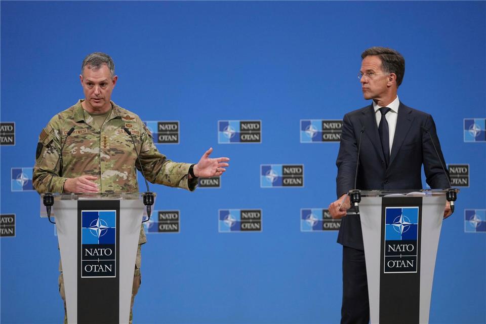Kündigten eine neue Nato-Operation an: Generalsekretär Mark Rutte (r) und der Oberste Alliierte Befehlshaber Europa, General Alexus Grynkewich.Virginia Mayo/AP/dpa