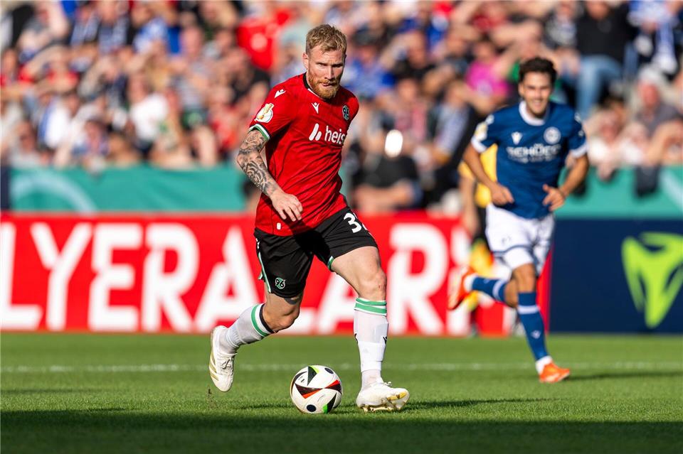 Künftig auf dem Rasen und an der Konsole aktive: Hannover-Profi Andreas Voglsammer.David Inderlied/dpa