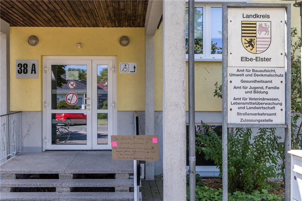 Künftig ist ein Wachschutz während der Sprechzeiten in den Ämtern der Kreisverwaltung in Finsterwalde und Bad Liebenwerda im Einsatz. Frank Hammerschmidt/dpa