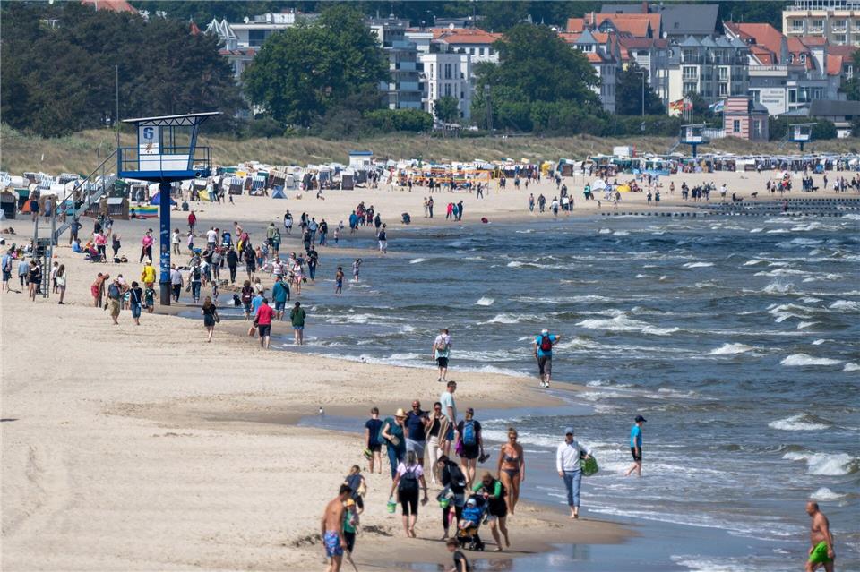 Künftig können Menschen auch auf der Insel Usedom per Rufbus fahren. (Archivbild)Stefan Sauer/dpa