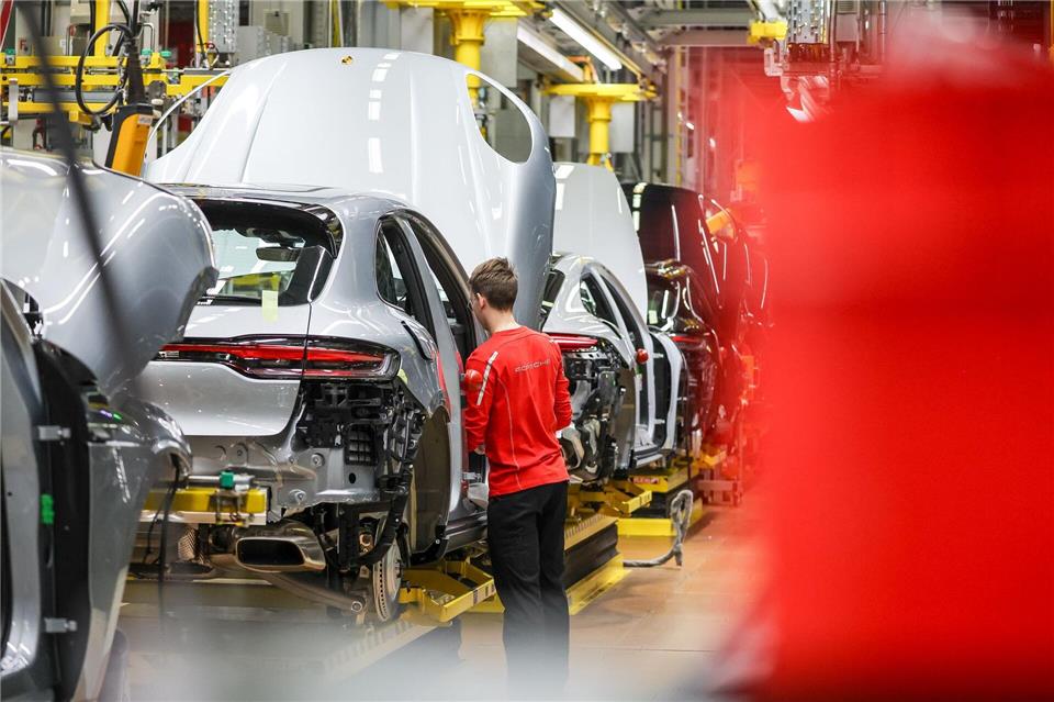 Künftig setzt Porsche wieder weniger auf E-Modell wie den Macan - sondern auf Verbrenner. (Archivbild)Jan Woitas/dpa