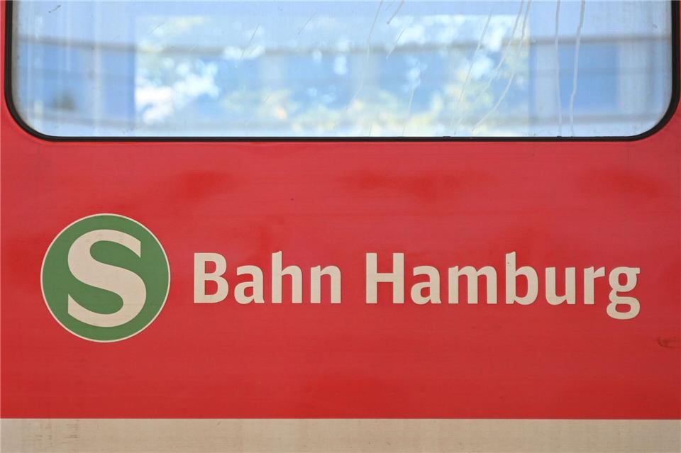 S-Bahn Hamburg führt Bezeichnung S7 ein  Künftig sind Züge der Hamburger S-Bahn als S7 unterwegs. (Archivbild) David Hammersen/dpa