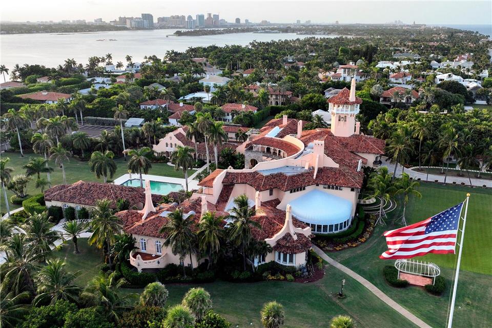Künftig sitzt für den Wahlkreis, in dem Trumps Privatanwesen Mar-a-Lago liegt, eine Demokratin im Parlament des Bundesstaats Florida. (Archivbild) Steve Helber/AP/dpa