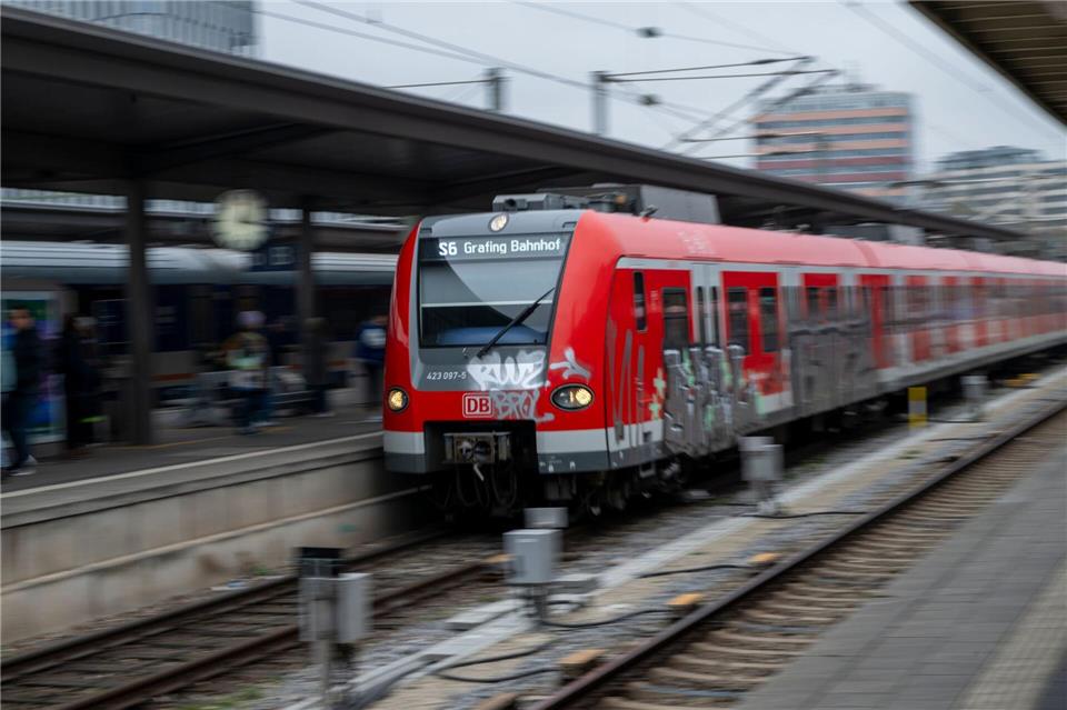 Künftig sollen Fahrgäste von Wasserburg bis München durchgängig mit der S-Bahn fahren. Der bisherige Umstieg in Ebersberg entfällt. (Symbolbild)Peter Kneffel/dpa