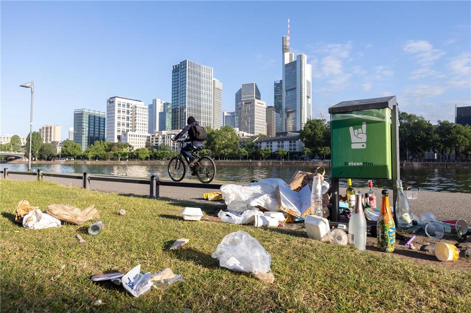 Künftig sollen die Bürgerinnen und Bürger der Mainmetropole mehr aufs Thema Abfall achten. (Symbolbild)Hannes Albert/dpa