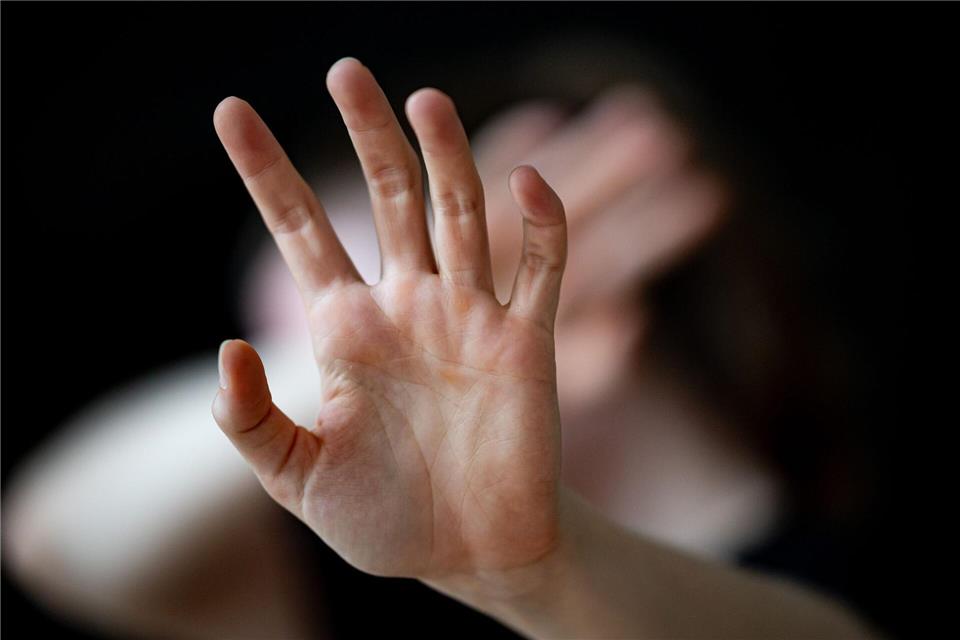 Land plant längeren Schutz für Opfer häuslicher Gewalt Künftig sollen die Maßnahmen zunächst bis zu 14 statt zehn Tage gelten. (Symbolbild)Fabian Sommer/dpa