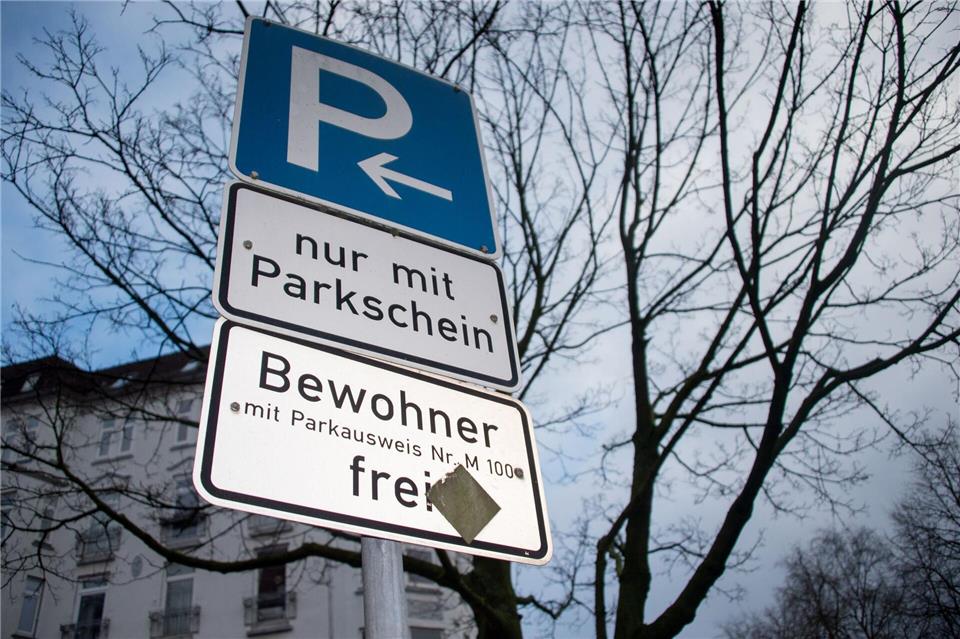Künftig sollen in Hamburg Kamera-Fahrzeuge eingesetzt werden, um Falschparker etwa in Bewohnerparkzonen zu identifizieren. (Archivbild)Axel Heimken/dpa