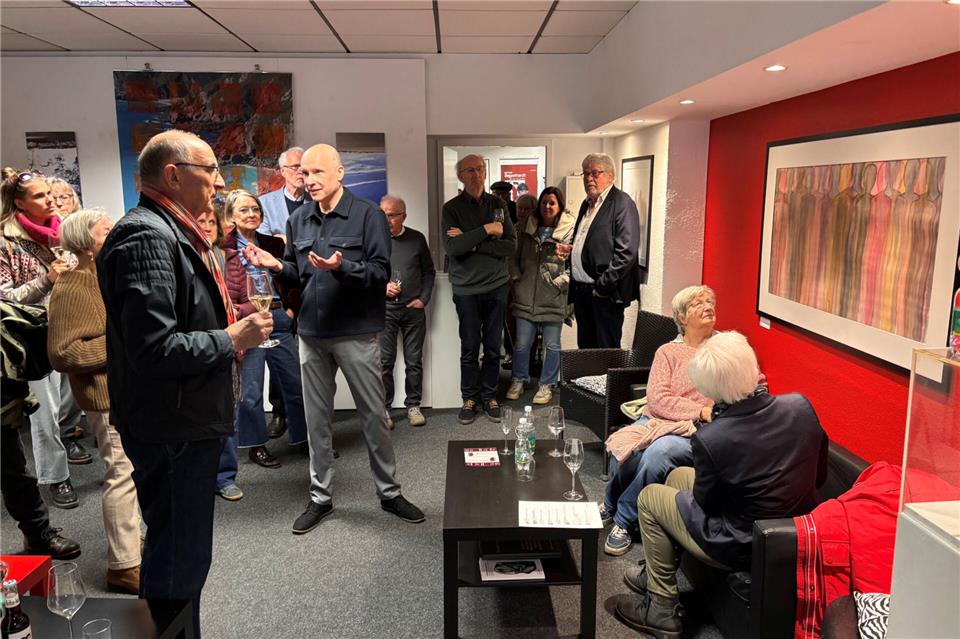 Künstler Markus Schönherr (Bildmitte) zeigt einige seiner Arbeiten beim Kunstverein Borken.