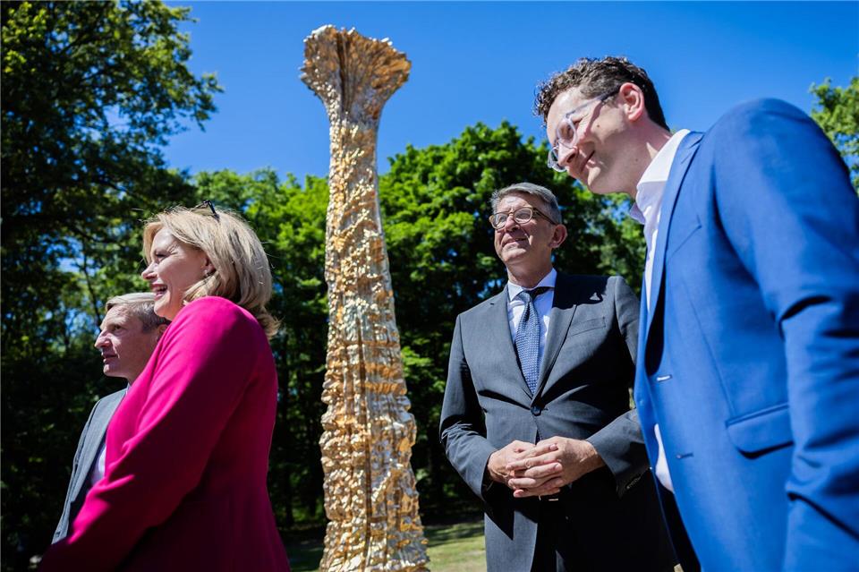 Künstler Matthias Leeck (r-l), Staatsminister Wolfram Weimer (parteilos), Bundestagspräsidentin Julia Klöckner (CDU) und Stiftungsdirektor Uwe Neumärker. Christoph Soeder/dpa