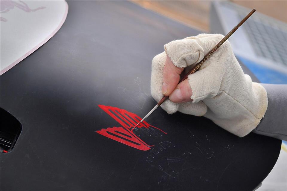 Künstler am Werk: Sonderwunsch-Programme realisieren möglichst viele Visionen ihrer Kunden - das hat seinen Preis.Sabine Bloch/Porsche AG/dpa-tmn