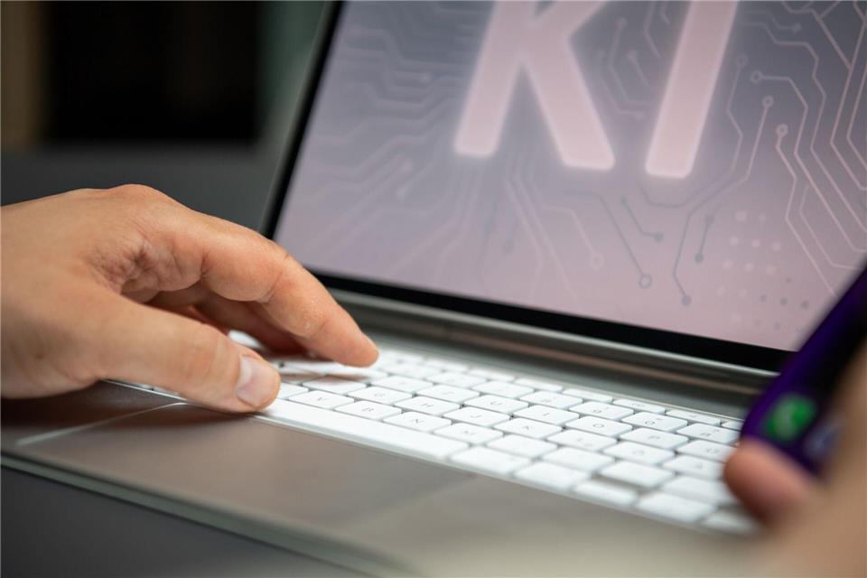 Künstliche Intelligenz gehört für viele Beschäftigte zum Alltag - sollte aber nur in enger Absprache mit dem Arbeitgeber genutzt werden.picture alliance / dpa-tmn