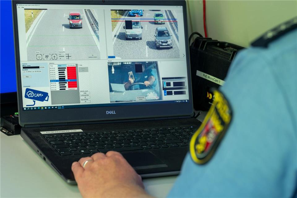 Künstliche Intelligenz kann erkennen, wenn Autofahrer ihr Handy in der Hand halten. (Archivbild) Harald Tittel/dpa