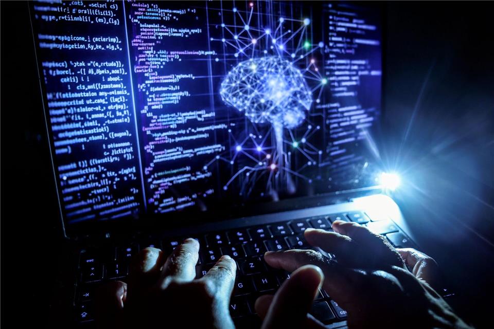 Künstliche Intelligenz kommt in immer mehr Industriebetrieben zum Einsatz. (Symbolbild)Oliver Berg/dpa