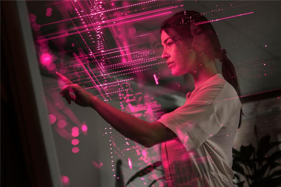 Künstliche Intelligenz wird in Unternehmen zunehmend eingesetzt. Dass es allein dadurch weniger Jobs auf dem Einstiegslevel gibt, ist aber nicht systematisch belegt.Uwe Umst�tter/Westend61/dpa-tmn