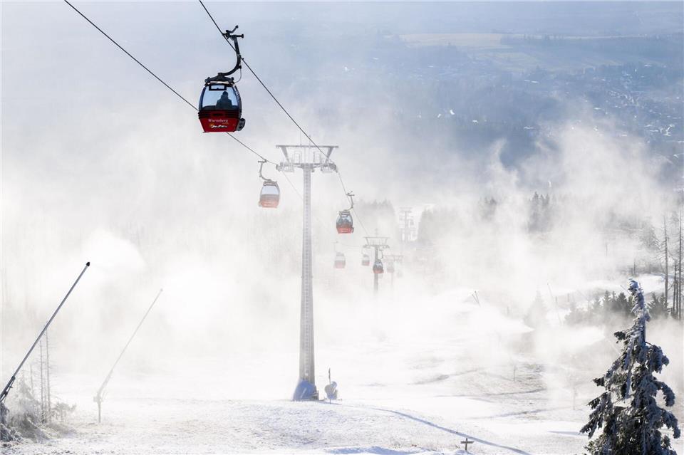 Künstliche Pracht: Schneekanonen beschneien Skipisten an der Wurmberg-Seilbahn im Harz. Julian Stratenschulte/dpa