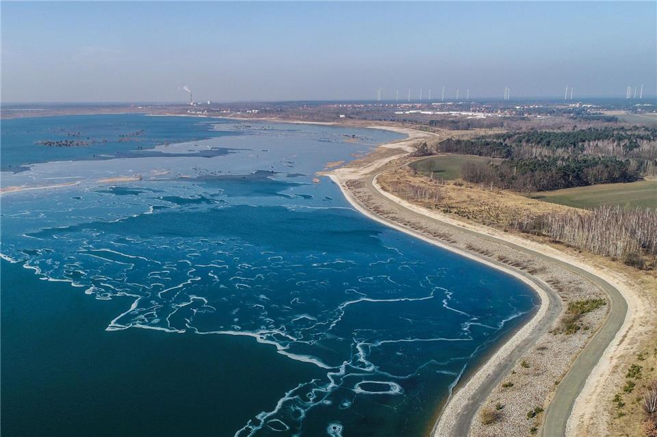 Künstliches Gewässer, teils von Eis bedeckt: der Großräschener See im Winter.Patrick Pleul/dpa/dpa-tmn