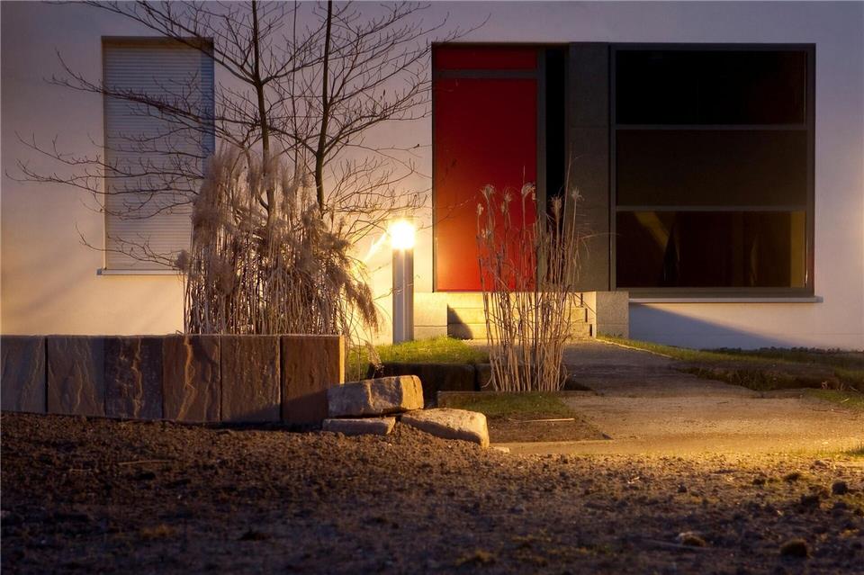 Vier Tipps für tierfreundliche Beleuchtung im Garten  Künstliches Licht am Haus sorgt für Sicherheit, verändert aber den nächtlichen Lebensraum vieler Tiere.Kai Remmers/dpa-tmn