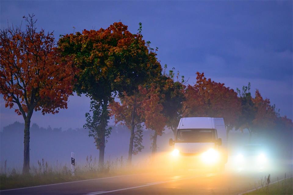 Kürzere Tage und herbstliches Wetter verschlechtern die Sicht beim Autofahren.picture alliance/dpa