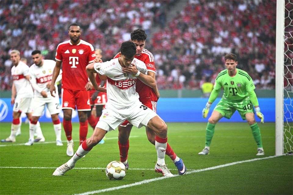 Kürzlich noch gegen die Bayern-Stars, künftig in der Premier League: der Ex-Stuttgarter Chema Andrés (vorne).Tom Weller/dpa