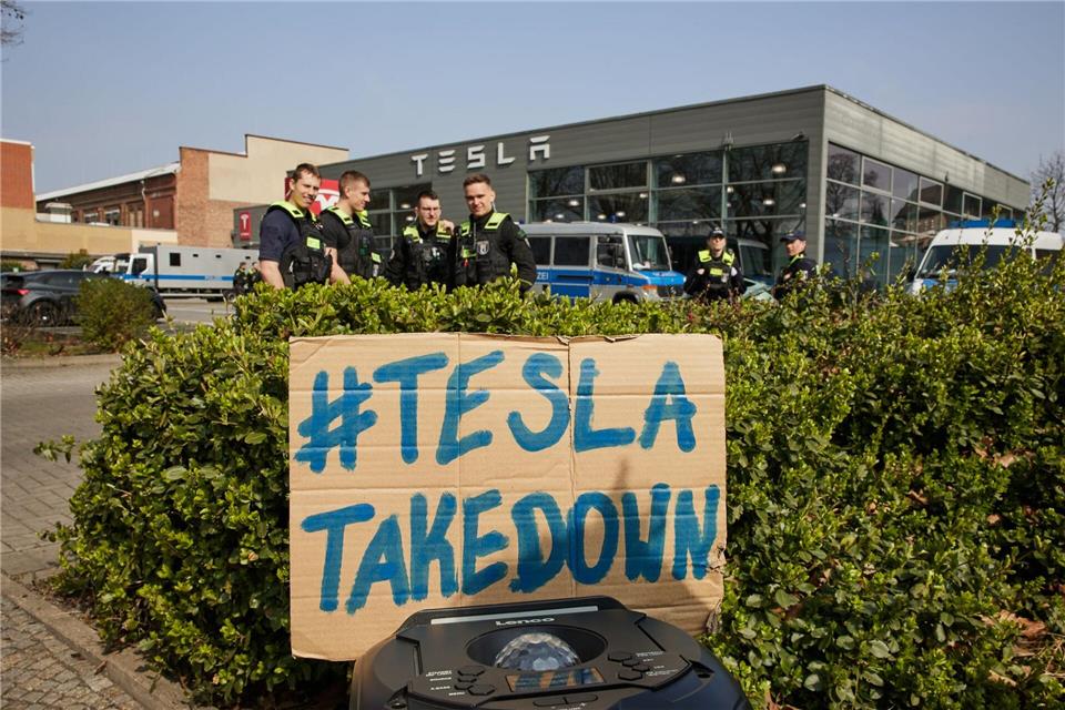 Kürzlich wurde auch vor dem Tesla-Laden in Berlin protestiert. (Archivbild)Joerg Carstensen/dpa