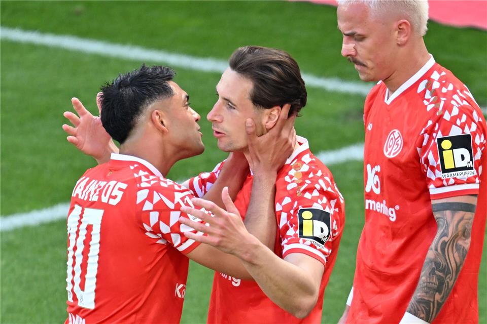 Küsschen für den Mainzer Torschützen zum 1:0: Nadiem Amiri (l) freut sich mit Dominik Kohr.Torsten Silz/dpa
