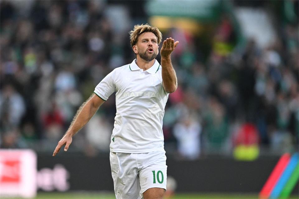 Küsschen für die Fans: Werder Bremens Torjäger Niclas Füllkrug nach seinem ersten von zwei Toren beim 2:2 gegen Paderborn.Carmen Jaspersen/dpa