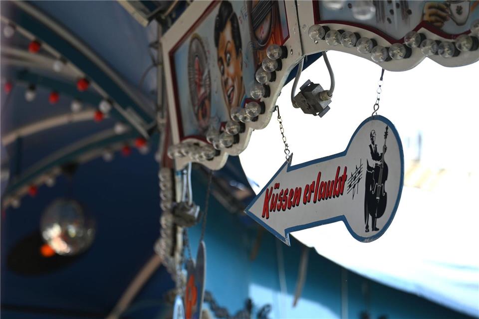 „Küssen erlaubt“ - Die Raupenbahn hat bei Vielen den Ruf als Fahrgeschäft zum heimlich Küssen.Celine Frohnapfel/dpa