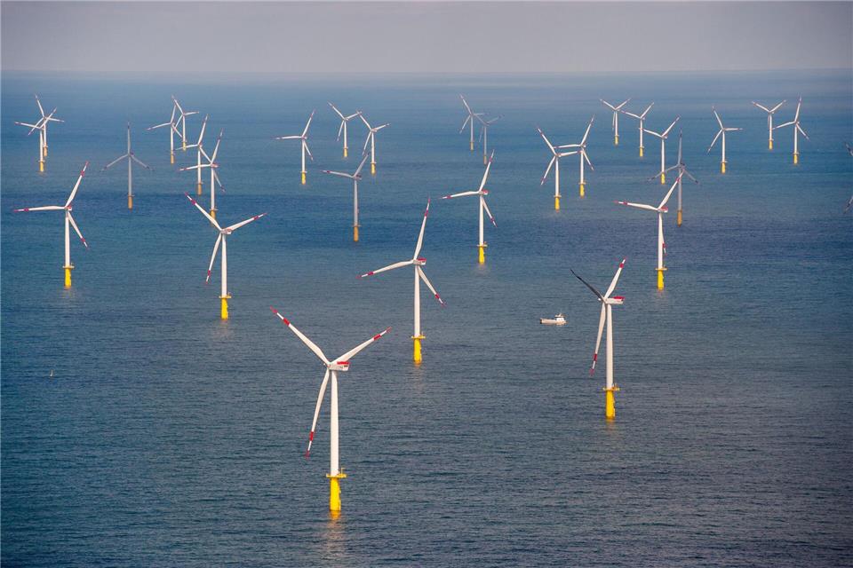 Küsten-Landkreise fordern Gewerbesteuern von Offshore-Windparks. (Archivbild)Daniel Reinhardt/dpa