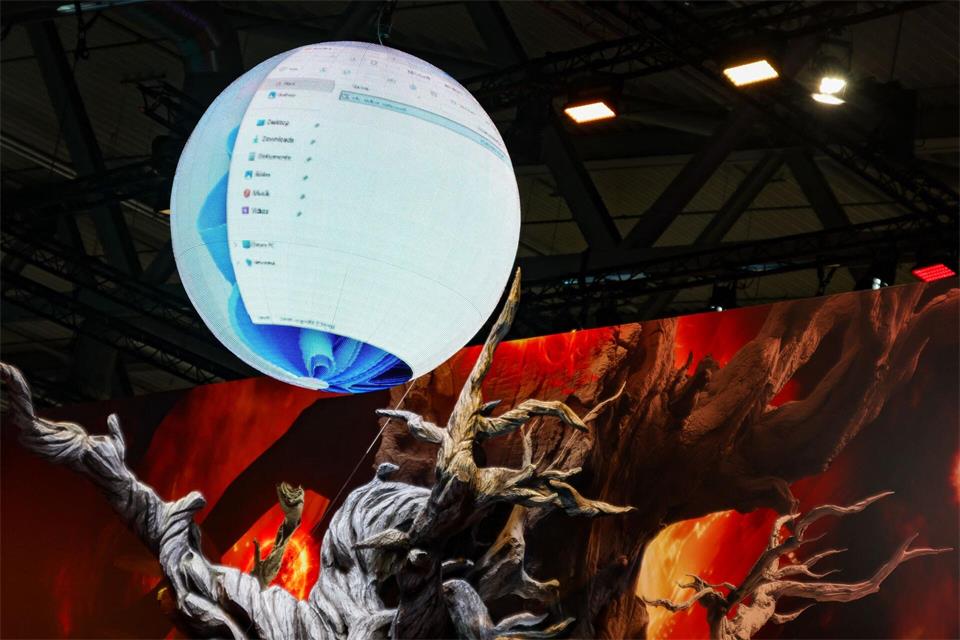 Kugelförmiger Monitor auf der Gamescom.Christoph Reichwein/dpa