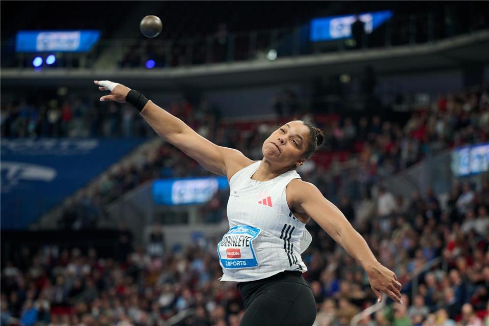 Kugelstoßerin Yemisi Ogunleye triumphierte wie schon im vergangenen Jahr beim Istaf Indoor in Düsseldorf.Bernd Thissen/dpa