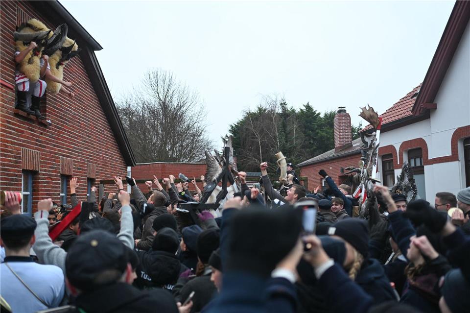 Kuhhörner gehören nach wie vor Fest zur Tradition um Klaasohm. (Archivbild)Lars Penning/dpa
