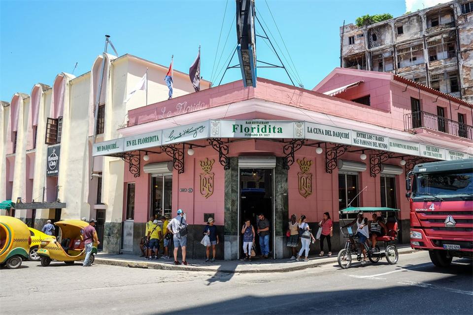 Kultstätte wegen eines Kultautors: Die Bar „El Floridita“ war ein Stammlokal von Ernest Hemingway.Jens Kalaene/dpa-Zentralbild/dpa
