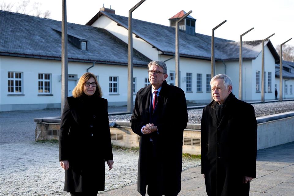Kulturstaatsminister Wolfram Weimer (M.) hat die KZ-Gedenkstätte in Dachau besucht.Sven Hoppe/dpa
