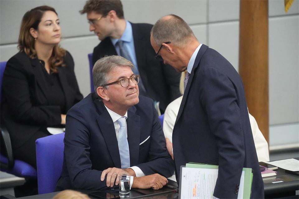Kulturstaatsminister Wolfram Weimer, hier mit Kanzler Friedrich Merz (CDU), warnt vor Rot-Grün-Rot in Berlin. (Archivbild)Michael Kappeler/dpa
