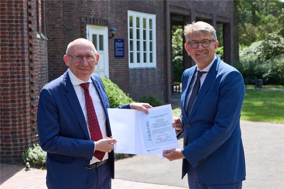 Kulturstaatsminister Wolfram Weimer (parteilos) übergibt Carsten Helberg, Geschäftsführer der Hamburger Friedhöfe, einen Förderbescheid von über neun Millionen Euro.Georg Wendt/dpa