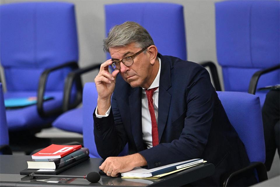 Kulturstaatsminister Wolfram Weimer stellt finanzielle Konsequenzen im Fall einer von den Linken geführten Regierung in Berlin in den Raum. Michael Brandt/dpa