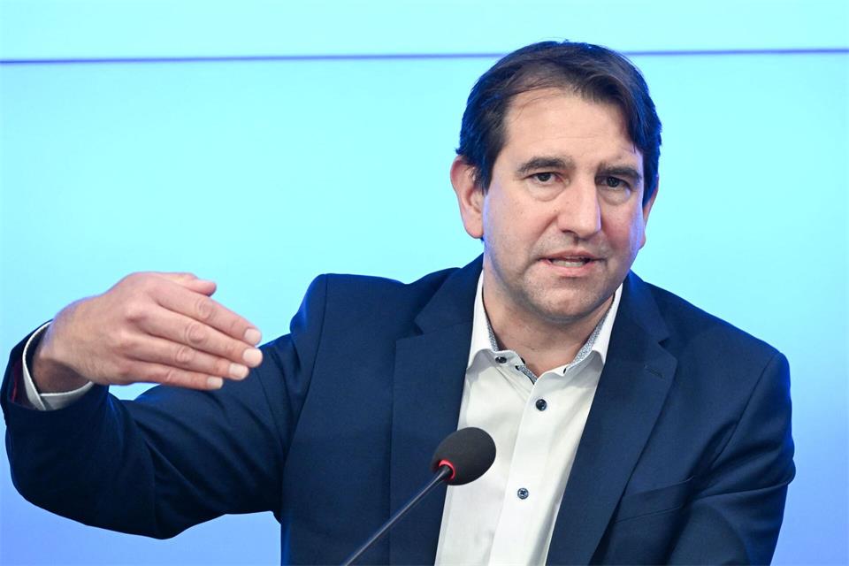 Kultusminister Andreas Jung (CDU) sieht die Unterrichtsversorgung in einigen Bereich als angespannt an. Bernd Weißbrod/dpa