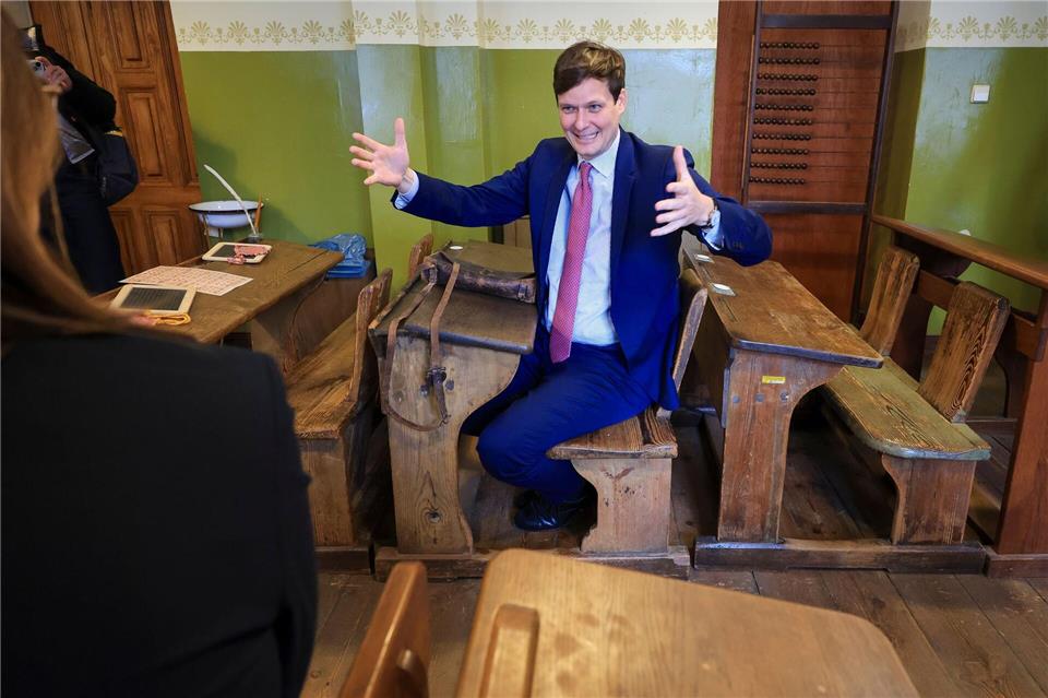 Kultusminister Clemens (CDU) betont zum Jubiläum, wie spannend Bildungsgeschichte im Leipziger Schulmuseum vermittelt wird.Jan Woitas/dpa