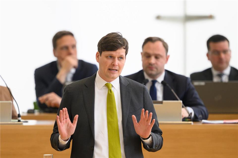 Kultusminister Conrad Clemens (CDU) hat die neue Lehrerbedarfsprognose vorgestellt. (Archivbild)Robert Michael/dpa