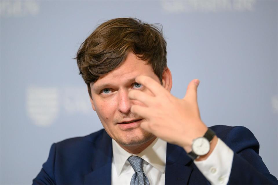 Kultusminister Conrad Clemens (CDU) wirbt für eine bessere Vernetzung von Schule, Polizei, Justiz und Beratungsnetzwerken. Robert Michael/dpa