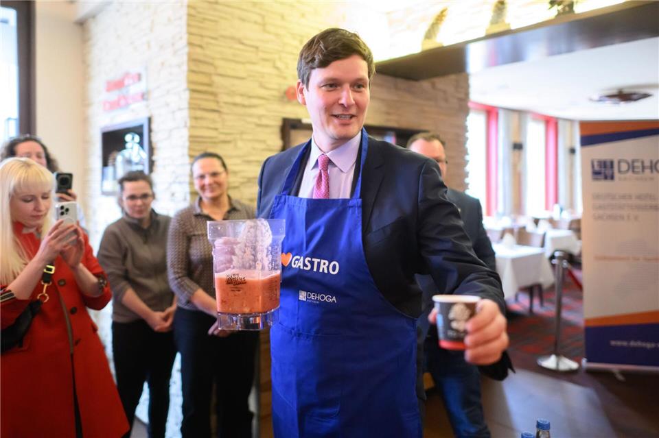 Kultusminister Conrad Clemens auf dem Pressetermin der Dehoga Sachsen zur Trend(Job)Tour. Die Azubizahlen im Gastgewerbe steigen wieder.Robert Michael/dpa