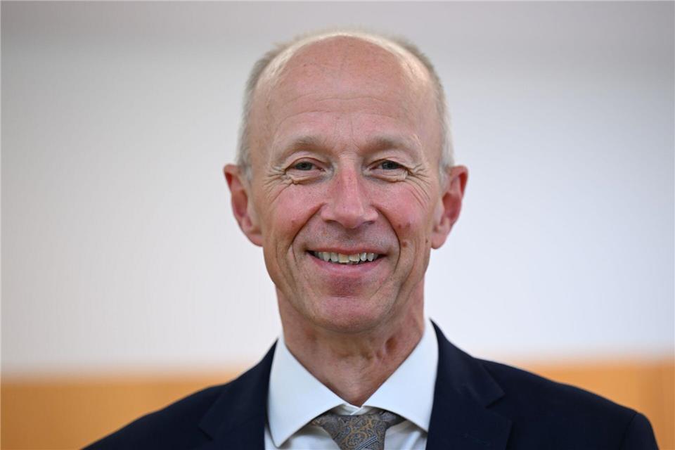 Kultusminister Schwarz sieht den Schulversuch „Berufsfachschule zum Übergang in Ausbildung“ (BÜA) als Erfolg. (Archivbild)Arne Dedert/dpa