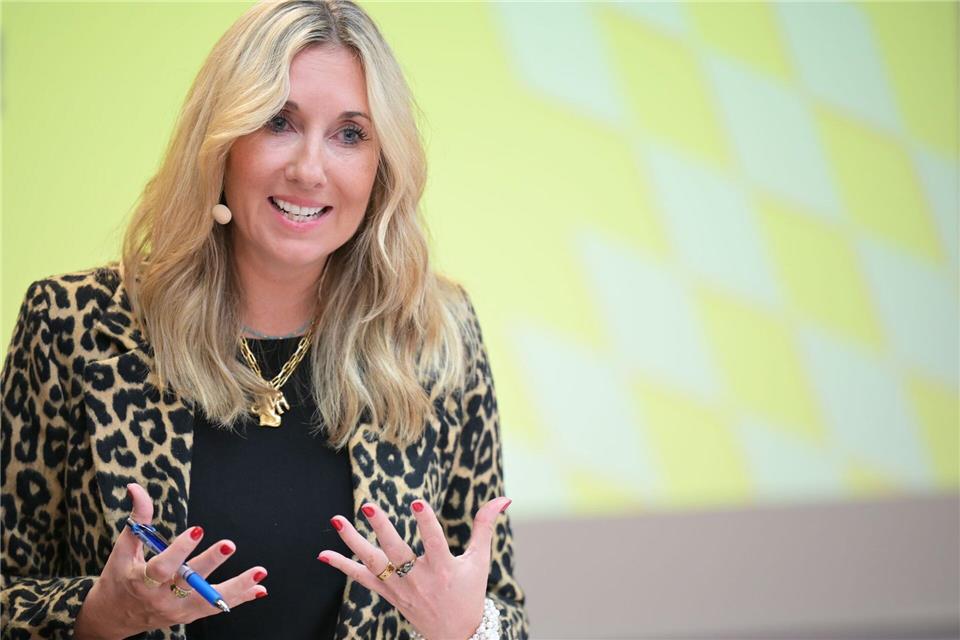 Kultusministerin Anna Stolz (Freie Wähler) sieht im Spielen von Hymnen einen „Gänsehautmoment“. (Archivbild)Malin Wunderlich/dpa