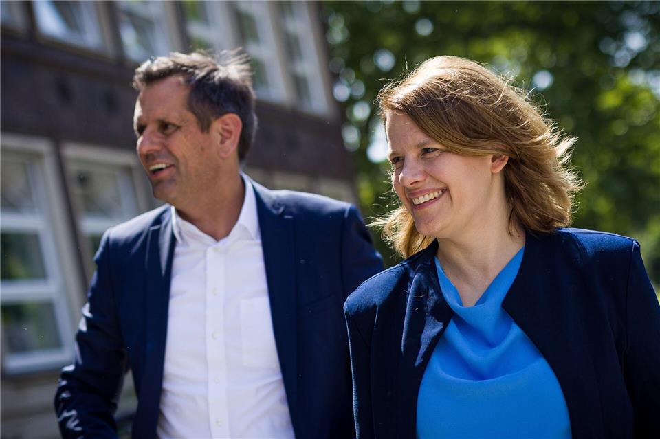 Kultusministerin Hamburg, hier mit Ministerpräsident Lies, feiert am Freitag einen runden Geburtstag. (Archivbild)Moritz Frankenberg/dpa